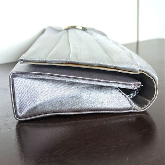 90s Jessica McClintock Silver Satin Clutch Handbag with Optional Strap - Picture 6 of 13